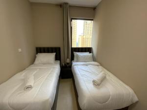 En eller flere senge i et værelse på Nuchi Jbr Hostel