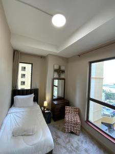 En eller flere senge i et værelse på Nuchi Jbr Hostel + 168 billeder