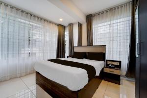 Una cama o camas en una habitación de Super Collection O Trivandrum Airport