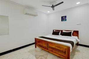 GunadalaTownhouse CJ Grand的白色房间里有一张床的卧室 更多22张照片