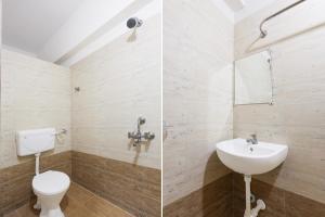 GunadalaTownhouse CJ Grand的带马桶和水槽的浴室