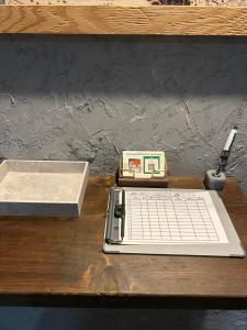 Una báscula colocada sobre una mesa al lado de una caja en Kame, en Niseko 43 fotos más