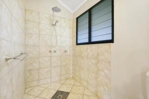 een badkamer met een douche en een raam bij Kingfisher Vista in Cable Beach +4 foto's