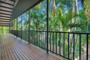 een balkon met uitzicht op de palmbomen bij Kingfisher Vista in Cable Beach