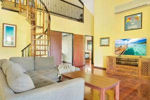 een woonkamer met een bank en een tafel bij Kingfisher Vista in Cable Beach