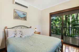 een slaapkamer met een bed en een groot raam bij Kingfisher Vista in Cable Beach