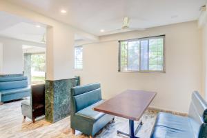 uma sala de reuniões com uma mesa e cadeiras de madeira em Super Hotel O Khadakwasla Lakeview Formerly Gokul Lodge em Kharakvasla