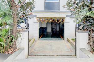 uma entrada de casa com uma guirlanda em Super Hotel O Khadakwasla Lakeview Formerly Gokul Lodge em Kharakvasla mais 26 fotografias