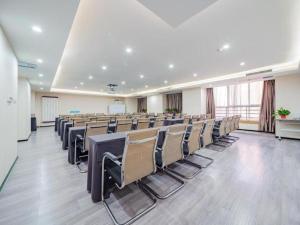 una gran sala con filas de mesas y sillas en Xana Hotelle Xi'an 2nd Fengcheng Road Municipal Library Metro Station, en Xi'an