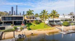 ゴールドコーストにあるPalm Springs Waterfront Retreat - Broadbeach Watersの水上リゾートの空中ビュー