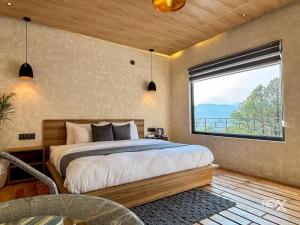 Una cama o camas en una habitación de Anupraas Resort