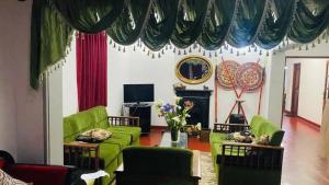 TV a/nebo společenská místnost v ubytování Lady Maccllum's Stone Bungalow Nuwareliya Sri Lanka