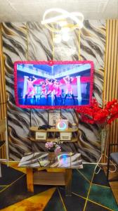 un monitor di computer su un tavolo in una stanza di Ciel's Haven Free Breakfast a Binangonan