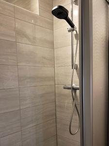 una ducha con cabezal de ducha en un baño en Fewo Helene im Haus Moselwelt, en Zell an der Mosel