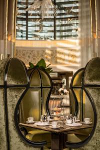Area tempat duduk di Four Seasons Hotel Jakarta
