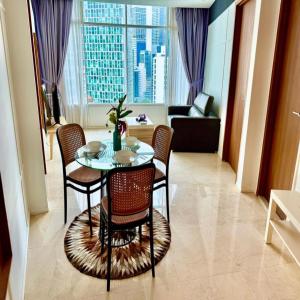 comedor con mesa y sillas en la sala de estar en Vortex klcc by kl, en Kuala Lumpur