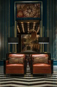 Area tempat duduk di Four Seasons Hotel Jakarta