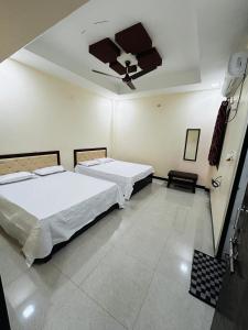 Giường trong phòng chung tại Shree Ram Home Stay