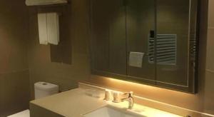 Koupelna v ubytování City Comfort Inn Yi'Ning Jichang Road Shanghaicheng + 55 fotografií