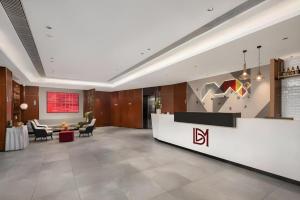 Лобби или стойка регистрации в Borrman Hotel Guangzhou Railway Station Sanyuanli Metro Station