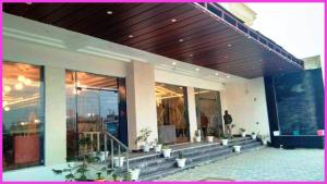 un hombre está parado fuera de un edificio en New Marine Road BeachFront The Royal Bay Suite - Lift-Parking - Restaurant - Fully Air Conditioning Deluxe Rooms - A Best Luxuary Hotel, en Puri