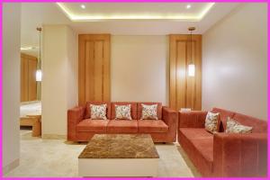 una sala de estar con 2 sofás marrones y una mesa. en New Marine Road BeachFront The Royal Bay Suite - Lift-Parking - Restaurant - Fully Air Conditioning Deluxe Rooms - A Best Luxuary Hotel, en Puri