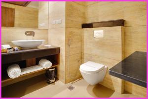 un baño con lavabo e inodoro en New Marine Road BeachFront The Royal Bay Suite - Lift-Parking - Restaurant - Fully Air Conditioning Deluxe Rooms - A Best Luxuary Hotel, en Puri