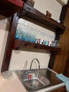 a sink in a kitchen with glasses on the wall at Departamento Nuevo Céntrico Las Marías 2 in Saltillo