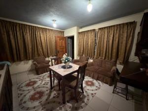 Departamento Nuevo Céntrico Las Marías 2 في سالتيلو: غرفة معيشة بها طاولة وكراسي +28 صورة