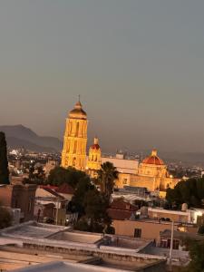 Departamento Nuevo Céntrico Las Marías 2 في سالتيلو: اطلالة على مبنى مع برج الساعة