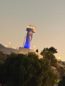 Departamento Nuevo Céntrico Las Marías 2 في سالتيلو: برج مع ضوء أزرق فوقه