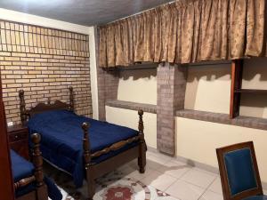 Departamento Nuevo Céntrico Las Marías 2 في سالتيلو: غرفة نوم بسرير ومدفأة