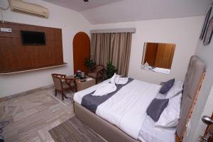 Postel nebo postele na pokoji v ubytování Hotel O by OYO RVS SQUARE