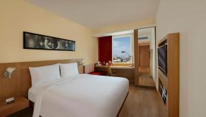 Postel nebo postele na pokoji v ubytování ibis Kochi City Centre - An Accor Brand + 37 fotografií