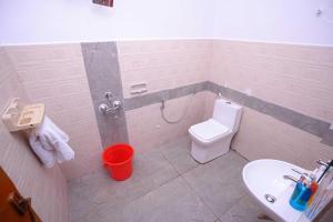 Koupelna v ubytování Hotel O by OYO RVS SQUARE