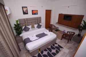 Postel nebo postele na pokoji v ubytování Hotel O by OYO RVS SQUARE + 34 fotografií