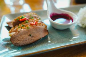 Bang ChakLittle Tree Hut的盘子,夹三明治和一碗酱