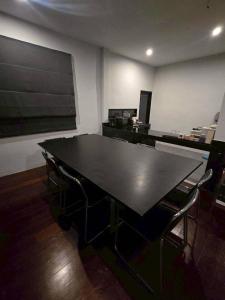 Bang ChakLittle Tree Hut的一张大黑桌,位于带椅子的房间