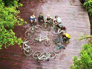 Bang ChakLittle Tree Hut的一群人带着自行车在露台上 更多11张照片