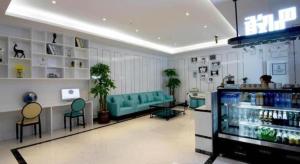 uma sala de estar com um sofá e uma TV em uma loja em Xana Lite· Xi'an South Gate Yongningmen Subway Station em Xian