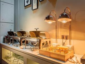 uma barbearia com cadeiras, mesas e espelhos em James Joyce Coffetel· Xianyang Renmin Road Central Square Store em Xianyang