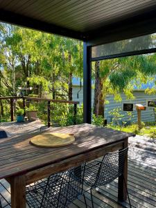 Una mesa de madera con un plato encima de una plataforma. en The Cabin, Ghost Gum Gully, en Thornton