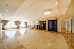 una gran sala de estar con un gran suelo de baldosa. en Hotel Barnaul, en Barnaul