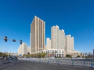 uma vista de uma cidade com edifícios altos em James Joyce Coffetel Harbin West High-speed Railway Station Wanda Plaza em Harbin