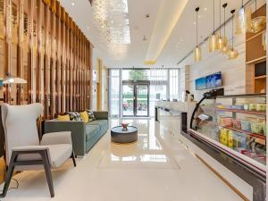 City Comfort Inn Chengdu Southwest University of Finance and Economics Wansheng Metro Station في تشنغدو: لوبي محل فيه كنب وكراسي