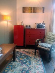 Кухня или мини-кухня в Half a house with Cubby House in Selby near Puffing Billy
