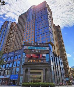 City Comfort Inn Chengdu Wenjiang Zhujiang Square Guanghua Park Metro Station في تشنغدو: مبنى مرتفع مع لافتة أمامه