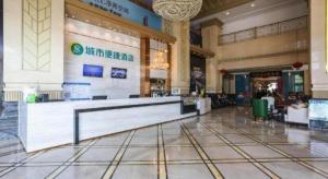 City Comfort Inn Chengdu Wenjiang Zhujiang Square Guanghua Park Metro Station في تشنغدو: ردهة مركز تسوق مع منضدة بداخلها