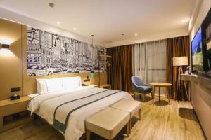 City Comfort Inn Chengdu Wenjiang Zhujiang Square Guanghua Park Metro Station في تشنغدو: غرفة فندق مع سرير وتلفزيون
