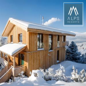 uma cabana na neve com o logotipo da MPS Resorts em Alpenpark Turrach by ALPS RESORTS em Turracher Hohe